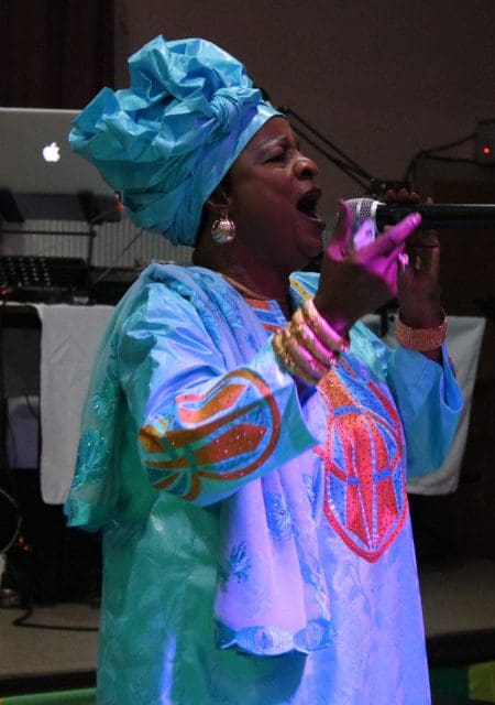 Afrikanische Sängerin in traditioneller Kleidung